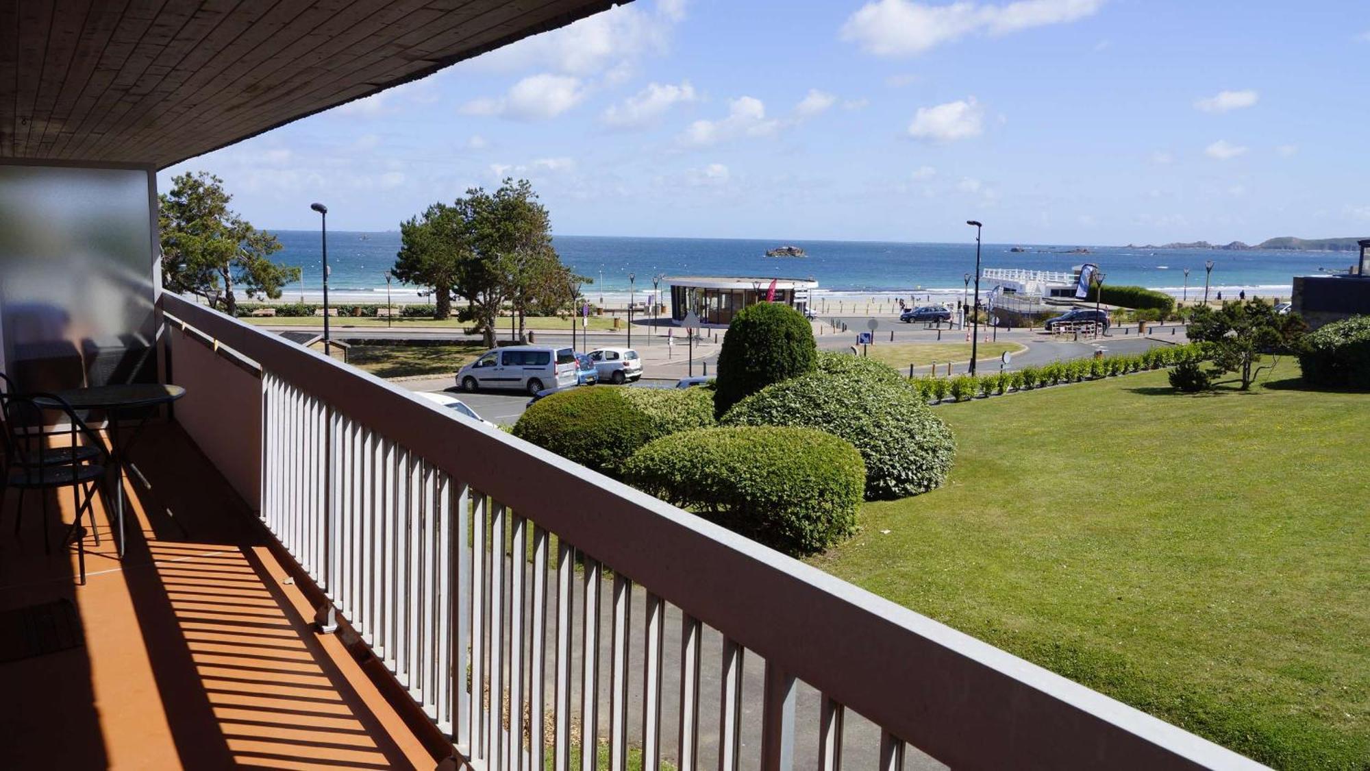 Appartement Vue Sur Mer Avec Terrasse, Plage De Trestraou A Perros-Guirec - Ref 861 Exterior photo